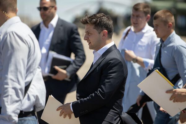 Президент Украины Владимир Зеленский во время поездки в Донецкую область Президент Украины Владимир Зеленский во время поездки в Донецкую область