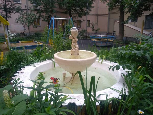 Фонтан во дворе у метро Красные ворота Фонтан во дворе у метро Красные ворота