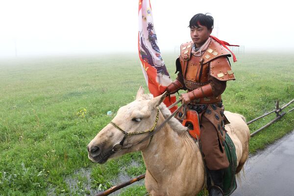 Всадник в туристической зоне Монгольская степь в Уланчабе в Автономном районе Внутренняя Монголия в Китае