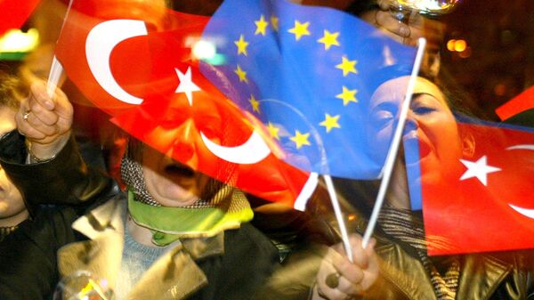 Люди с флагами Турции и ЕС в Стамбуле Люди с флагами Турции и ЕС в Стамбуле