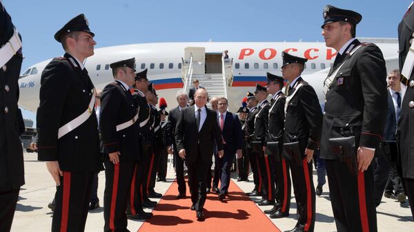 Президент РФ Владимир Путин во время встречи в аэропорту Фьюмичино города Рима. 4 июля 2019 Президент РФ Владимир Путин во время встречи в аэропорту Фьюмичино города Рима. 4 июля 2019