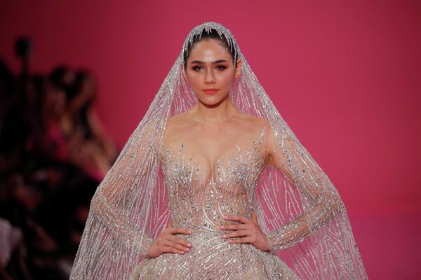 Модель на показе Georges Hobeika в рамках Недели высокой моды в Париже Модель на показе Georges Hobeika в рамках Недели высокой моды в Париже