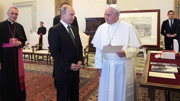 Президент РФ Владимир Путин и Папа Римский Франциск во время обмена подарками в Апостольской библиотеке в Ватикане Президент РФ Владимир Путин и Папа Римский Франциск во время обмена подарками в Апостольской библиотеке в Ватикане