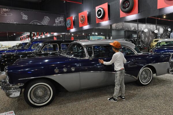 Посетитель возле автомобиля Buick Special (США) во время открытия самого большого в России автомузея Моторы Октября Посетитель возле автомобиля Buick Special (США) во время открытия самого большого в России автомузея Моторы Октября