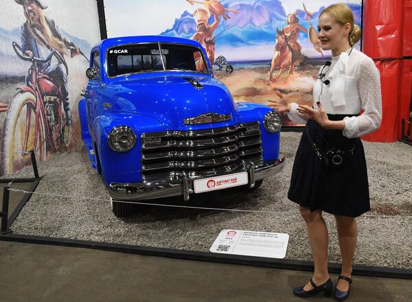 Сотрудница музея возле автомобиля Chevrolet 3100 pick up (США) во время открытия самого большого в России автомузея Моторы Октября Сотрудница музея возле автомобиля Chevrolet 3100 pick up (США) во время открытия самого большого в России автомузея Моторы Октября
