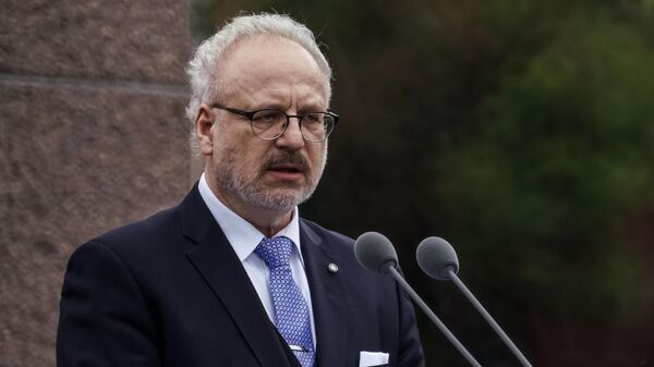 Президент Латвии Эгилс Левитс выступает перед жителями перед церемонией возложения цветов к памятнику Свободы в день своей инаугурации Президент Латвии Эгилс Левитс выступает перед жителями перед церемонией возложения цветов к памятнику Свободы в день своей инаугурации