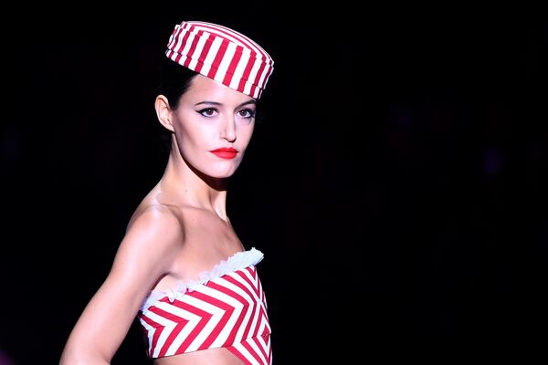 Модель на показе Andres Sarda в рамках Недели моды Mercedes Benz в Мадриде Модель на показе Andres Sarda в рамках Недели моды Mercedes Benz в Мадриде