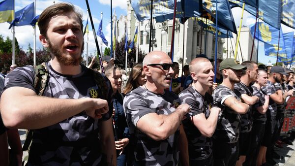 Сторонники партии Национальный корпус проводят акцию протеста у здания Администрации президента Украины против телемоста между российским каналом Россия 1 и украинским каналом NewsOne Сторонники партии Национальный корпус проводят акцию протеста у здания Администрации президента Украины против телемоста между российским каналом Россия 1 и украинским каналом NewsOne