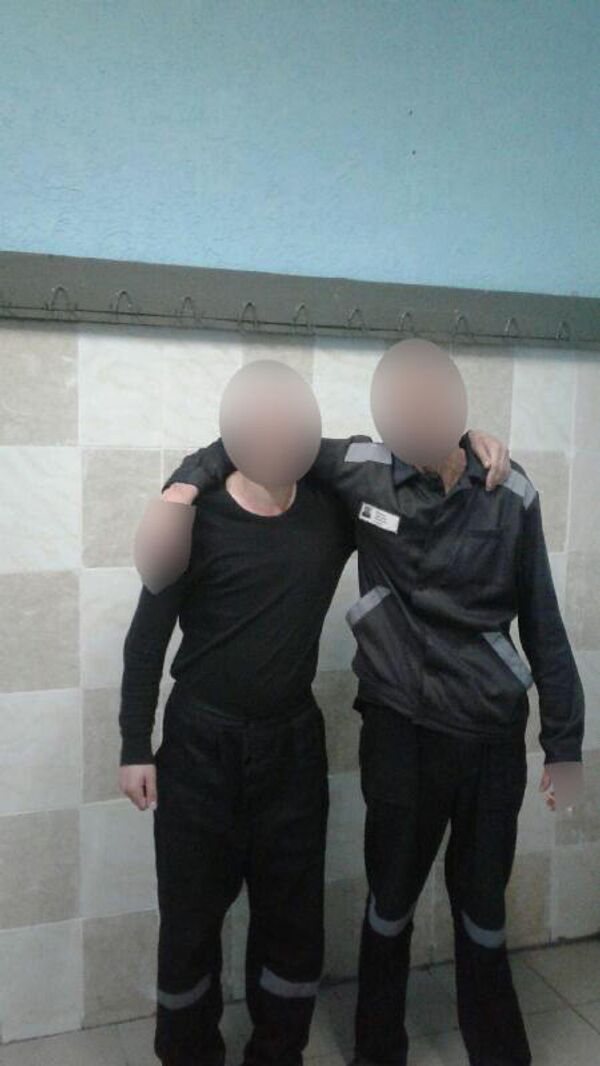 Возможно так вскоре будут фотографироваться Кокорин и Мамаев. На фото - бывшие заключенные белгородской ИК-4 Возможно так вскоре будут фотографироваться Кокорин и Мамаев. На фото - бывшие заключенные белгородской ИК-4