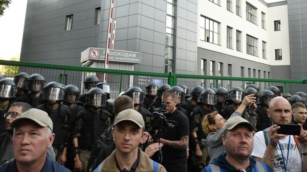 Сотрудники правоохранительных органов во время акции протеста у офиса телеканала NewsOne Сотрудники правоохранительных органов во время акции протеста у офиса телеканала NewsOne