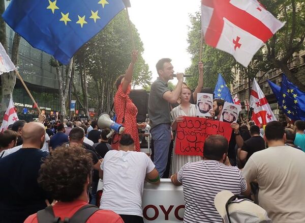 Участники акции протеста в Тбилиси. 9 июля 2019 Участники акции протеста в Тбилиси. 9 июля 2019