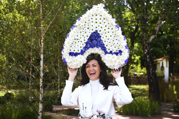 Девушка на VIII Московском Международном фестивале садов и цветов Moscow Flower Show в парке искусств Музеон Девушка на VIII Московском Международном фестивале садов и цветов Moscow Flower Show в парке искусств Музеон