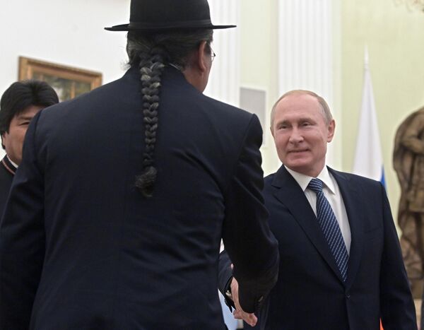 Президент РФ Владимир Путин во время встречи с президентом Боливии Эво Моралесом Президент РФ Владимир Путин во время встречи с президентом Боливии Эво Моралесом