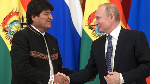 Президент РФ Владимир Путин и президент Боливии Эво Моралес на совместной пресс-конференции Президент РФ Владимир Путин и президент Боливии Эво Моралес на совместной пресс-конференции