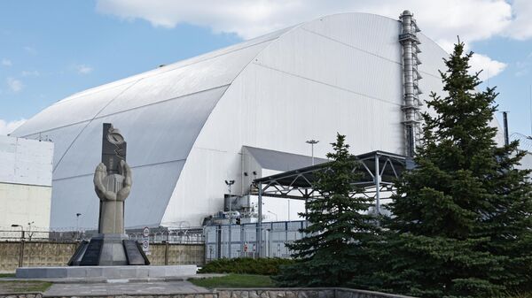 Защитная оболочка в форме арки Укрытие-2, возведенное над разрушенным в результате аварии 4-м энергоблоком Чернобыльской АЭС. 2018 год Защитная оболочка в форме арки Укрытие-2, возведенное над разрушенным в результате аварии 4-м энергоблоком Чернобыльской АЭС. 2018 год