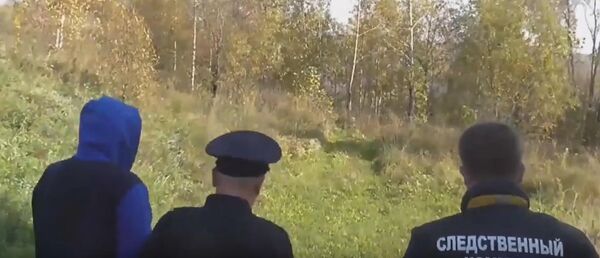 Евгений показывает место, где сжег тело Василия Евгений показывает место, где сжег тело Василия