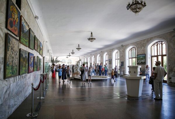 Отдыхающие в Нарзанной галерее Кисловодска Отдыхающие в Нарзанной галерее Кисловодска