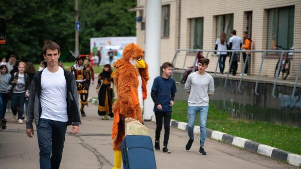 Посетитель в костюме рыжего галчонка Посетитель в костюме рыжего галчонка