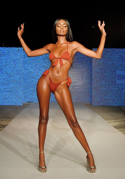 Модель на показе Oh Polly на Неделе моды Miami Swim Week 2019 Модель на показе Oh Polly на Неделе моды Miami Swim Week 2019