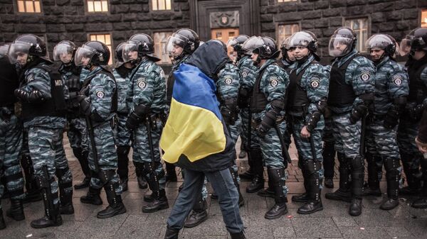 Сторонник евроинтеграции Украины и сотрудники милиции у здания правительства страны в Киеве Сторонник евроинтеграции Украины и сотрудники милиции у здания правительства страны в Киеве