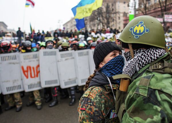 Отряды Самообороны Майдана у баррикад на улице Крещатик во время попытки сторонников президента Януковича убрать баррикады Отряды Самообороны Майдана у баррикад на улице Крещатик во время попытки сторонников президента Януковича убрать баррикады