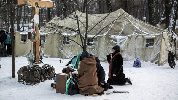 Верующие молятся в палаточном лагере сторонников Партии Регионов в Мариинском парке Киева Верующие молятся в палаточном лагере сторонников Партии Регионов в Мариинском парке Киева