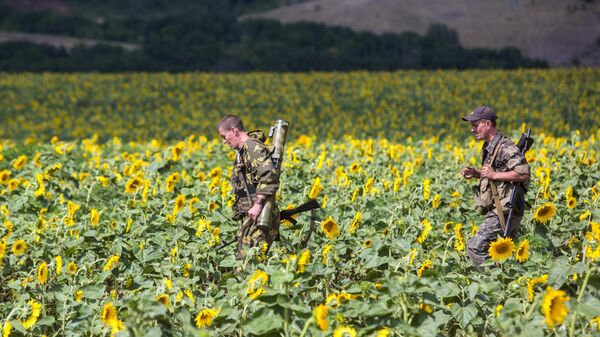 Бойцы ополчения во время боя за пограничный населенный пункт Кожевня под Снежным Бойцы ополчения во время боя за пограничный населенный пункт Кожевня под Снежным