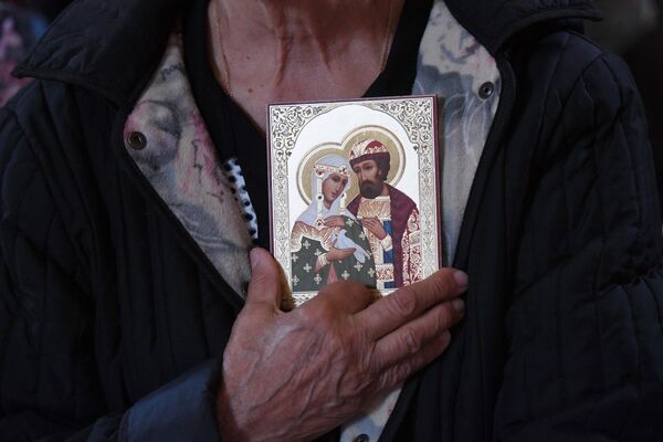 Прихожанка в храме Христа Спасителя, где находятся мощи святых Петра и Февронии, доставленные из Свято-Троицкого женского монастыря Мурома Прихожанка в храме Христа Спасителя, где находятся мощи святых Петра и Февронии, доставленные из Свято-Троицкого женского монастыря Мурома