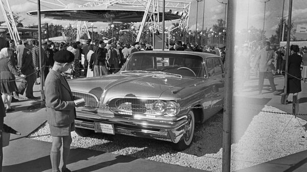 Посетители у экспозиция производителей легковых автомобилей. Американская Национальная Выставка в Сокольниках, Москва, 25 июля 1959 года. Посетители у экспозиция производителей легковых автомобилей. Американская Национальная Выставка в Сокольниках, Москва, 25 июля 1959 года.