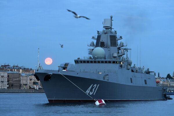 Фрегат Адмирал флота Касатонов на фоне Английской набережной, в акватории Невы, где фрегат находится для участия в репетициях главного военно-морского парада на день ВМФ Фрегат Адмирал флота Касатонов на фоне Английской набережной, в акватории Невы, где фрегат находится для участия в репетициях главного военно-морского парада на день ВМФ