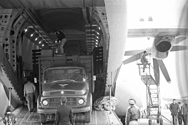 Разгрузка советского самолета АН-22, доставившего в аэропорт Лимы оборудование и гуманитарную помощь для пострадавших после землетрясения районов Перу Разгрузка советского самолета АН-22, доставившего в аэропорт Лимы оборудование и гуманитарную помощь для пострадавших после землетрясения районов Перу