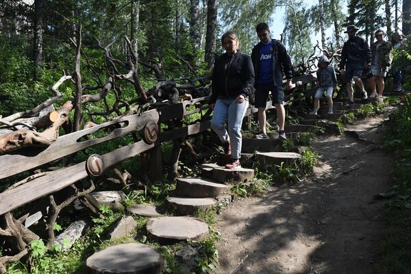 Отдыхающие на территории всесезонного курорта Манжерок в Республике Алтай Отдыхающие на территории всесезонного курорта Манжерок в Республике Алтай