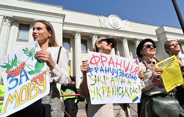 Митинг в поддержку закона, предписывающего использование украинского языка в Украине. 25 апреля 2019 года Митинг в поддержку закона, предписывающего использование украинского языка в Украине. 25 апреля 2019 года
