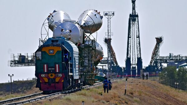 Транспортировка ракеты-носителя Союз-ФГ с пилотируемым кораблем Союз МС-13 на стартовую площадку космодрома Байконур Транспортировка ракеты-носителя Союз-ФГ с пилотируемым кораблем Союз МС-13 на стартовую площадку космодрома Байконур