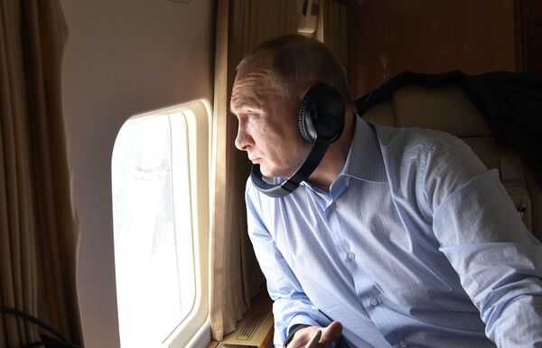 Президент РФ Владимир Путин во время облета районов подтопления в Иркутской области Президент РФ Владимир Путин во время облета районов подтопления в Иркутской области
