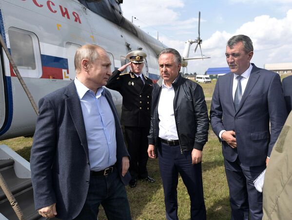 Президент РФ Владимир Путин во время осмотра районов подтопления в городе Тулуне Иркутской области Президент РФ Владимир Путин во время осмотра районов подтопления в городе Тулуне Иркутской области