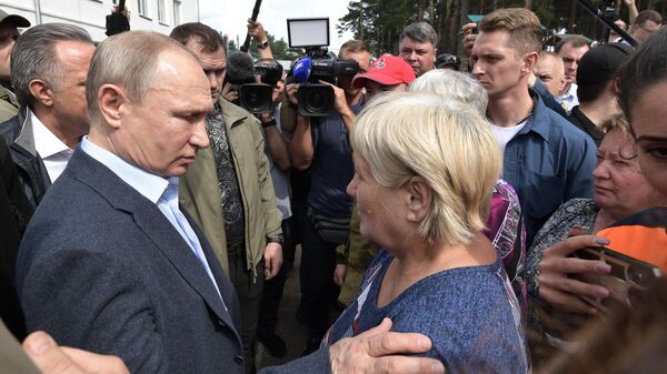 Президент РФ Владимир Путин во время общения с жителями Тулуна, пострадавшими в результате наводнения Президент РФ Владимир Путин во время общения с жителями Тулуна, пострадавшими в результате наводнения