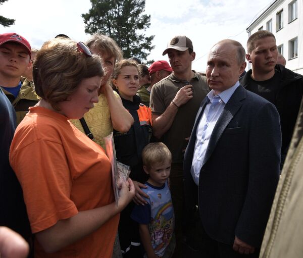Президент РФ Владимир Путин во время общения с жителями Тулуна, пострадавшими в результате наводнения Президент РФ Владимир Путин во время общения с жителями Тулуна, пострадавшими в результате наводнения