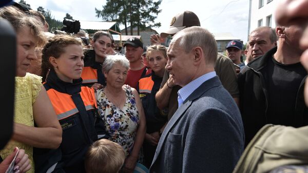 Президент РФ Владимир Путин во время общения с жителями Тулуна, пострадавшими в результате наводнения Президент РФ Владимир Путин во время общения с жителями Тулуна, пострадавшими в результате наводнения