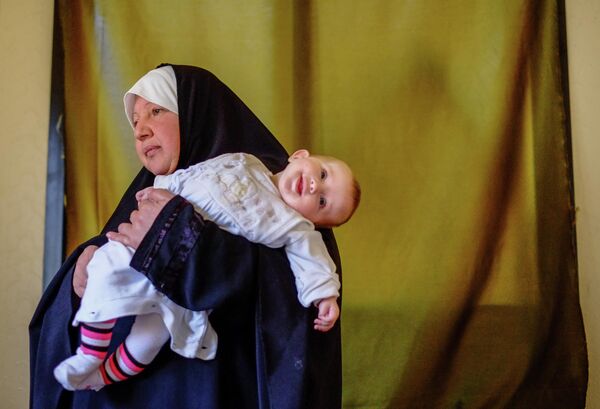 Женщина с ребенком - беженцы из Сирии - в одном из домов в городе Хальба на севере Ливана Женщина с ребенком - беженцы из Сирии - в одном из домов в городе Хальба на севере Ливана