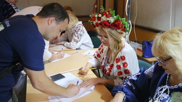 Мужчина расписывается в списке избирателей на участке в Киеве на досрочных выборах в Верховную раду Украины Мужчина расписывается в списке избирателей на участке в Киеве на досрочных выборах в Верховную раду Украины