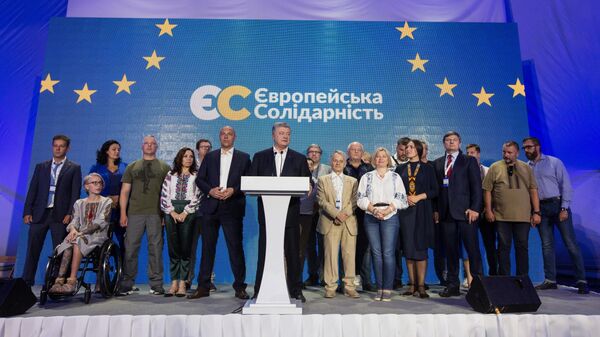 Экс-президент Украины, лидер партии Европейская солидарность Петр Порошенко во время выступления в штабе партии в Киеве. 21 июля 2019 Экс-президент Украины, лидер партии Европейская солидарность Петр Порошенко во время выступления в штабе партии в Киеве. 21 июля 2019