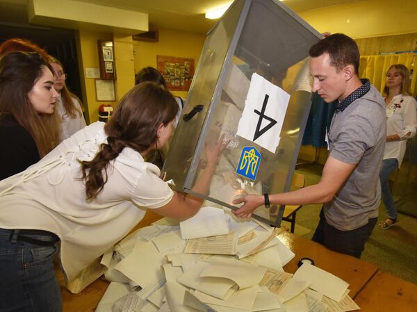 Подсчет голосов досрочных выборов в Верховную раду Украины на одном из избирательных участков Львова Подсчет голосов досрочных выборов в Верховную раду Украины на одном из избирательных участков Львова