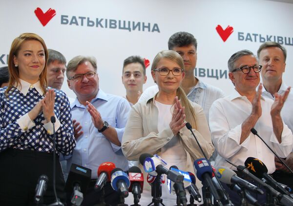 Лидер политической партии Батькивщина Юлия Тимошенко на пресс-конференции в Киеве после оглашения первых результатов exit poll на досрочных выборах в Верховную раду Украины Лидер политической партии Батькивщина Юлия Тимошенко на пресс-конференции в Киеве после оглашения первых результатов exit poll на досрочных выборах в Верховную раду Украины