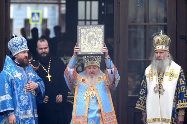 Митрополит Казанский и Татарстанский Феофан во время крестного хода с иконой Казанской Божией Матери Митрополит Казанский и Татарстанский Феофан во время крестного хода с иконой Казанской Божией Матери