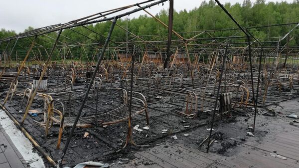 Последствия пожара на территории горнолыжного комплекса Холдоми в Солнечном районе в палаточном городке. 23 июля 2019