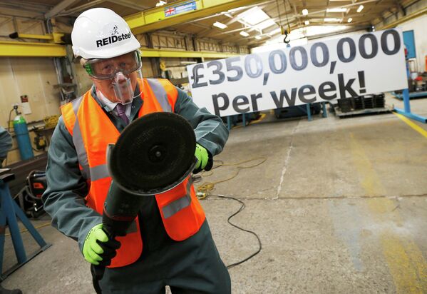 Борис Джонсон во время посещения компании Reid Steel. 12 мая 2016 года Борис Джонсон во время посещения компании Reid Steel. 12 мая 2016 года