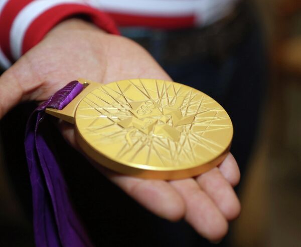 Золотая медаль в руках олимпийского чемпиона Лондона по дзюдо Мансура Исаева Золотая медаль в руках олимпийского чемпиона Лондона по дзюдо Мансура Исаева
