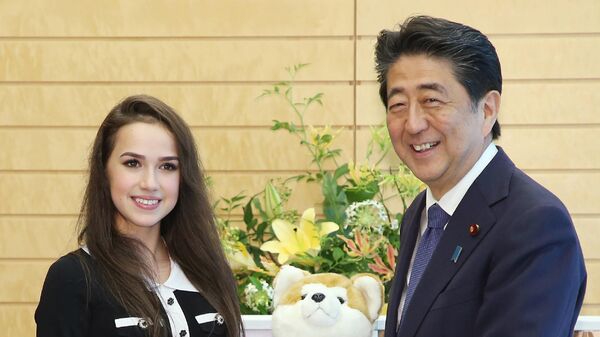 Премьер-министр Японии Синдзо Абэ и Алина Загитова