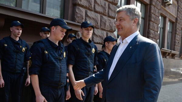 Экс-президент Украины Петр Порошенко у здания Государственного бюро расследований Украины Экс-президент Украины Петр Порошенко у здания Государственного бюро расследований Украины